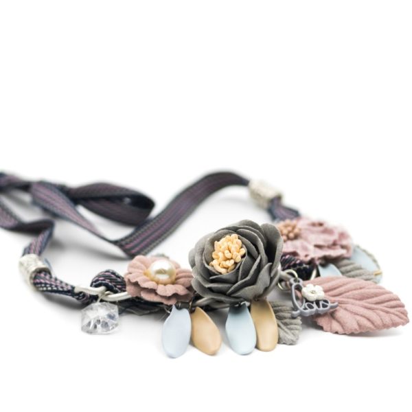Lantisor cu elemente florale Lantisor cu elemente florale