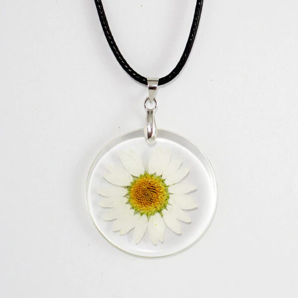 colier cu floare alba