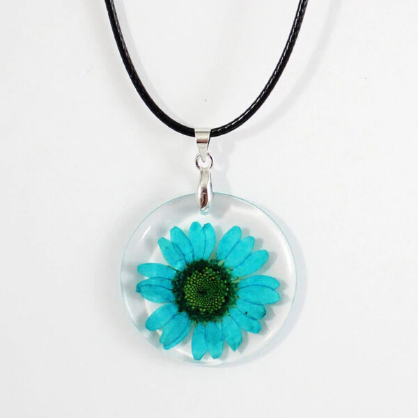 colier cu floare alba