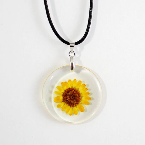 colier cu floare galbena