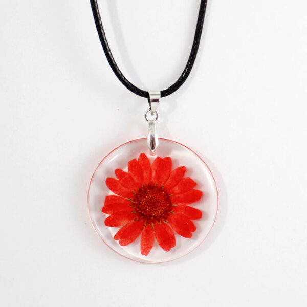 colier cu floare galbena
