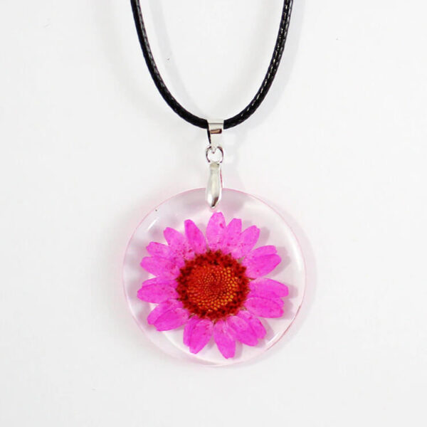 colier cu floare galbena